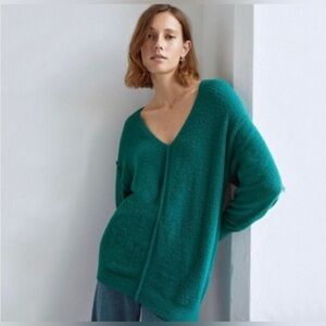 Wilfred Free
Hush Knit V-Neck Sweater